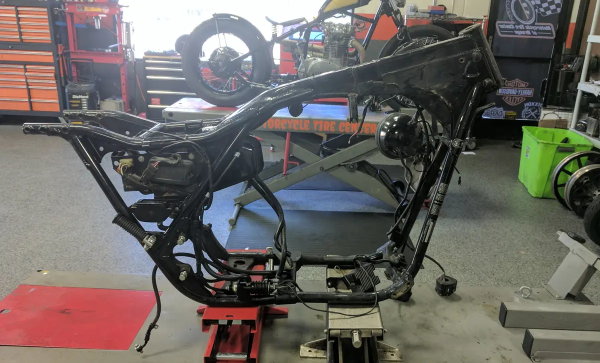 Desmontaje de chasis y reparación por accidente de motocicleta en Motorcycle Tire Center Orange CA