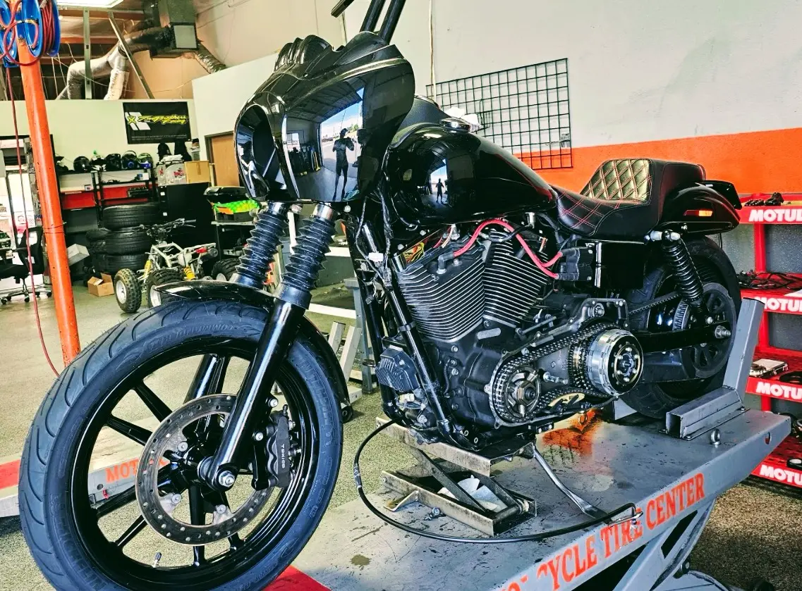 Harley-Davidson Dyna en el elevador en Motorcycle Tire Center — servicio de mantenimiento de fábrica Orange CA