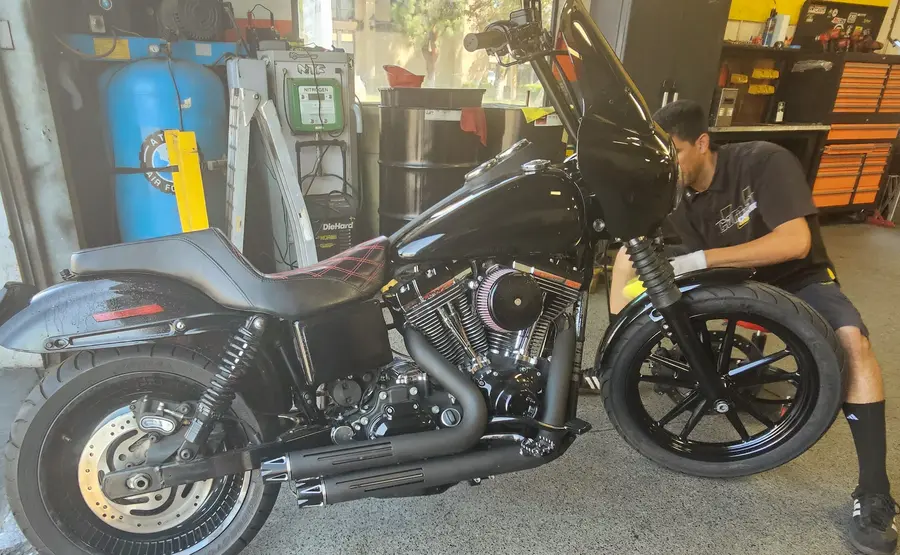 Harley-Davidson en el elevador para mantenimiento programado en Motorcycle Tire Center en Orange, CA