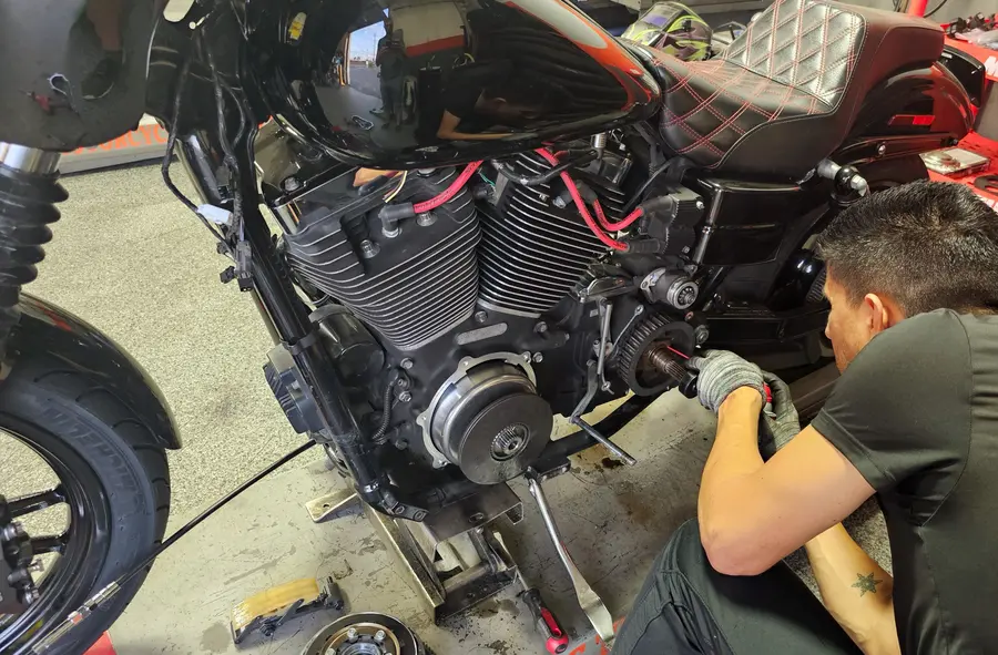 Técnico realizando trabajo eléctrico en una motocicleta en Motorcycle Tire Center en Orange, CA