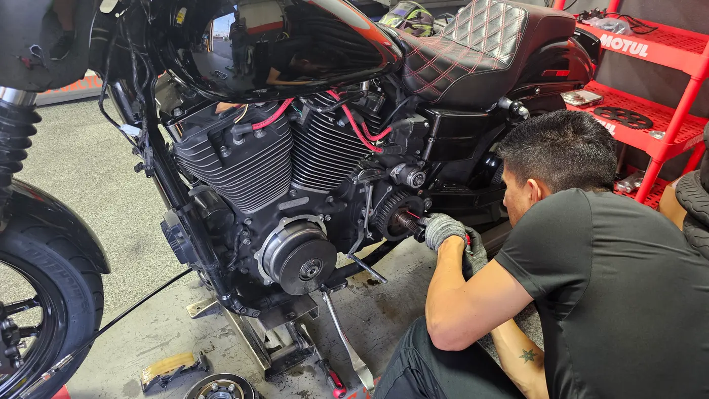 Técnico haciendo diagnóstico a una motocicleta en el elevador en Motorcycle Tire Center en Orange, CA