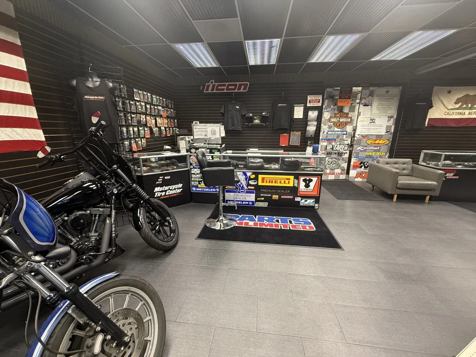 Sala de espera de MTC Motorcycle Tire Center — Orange CA