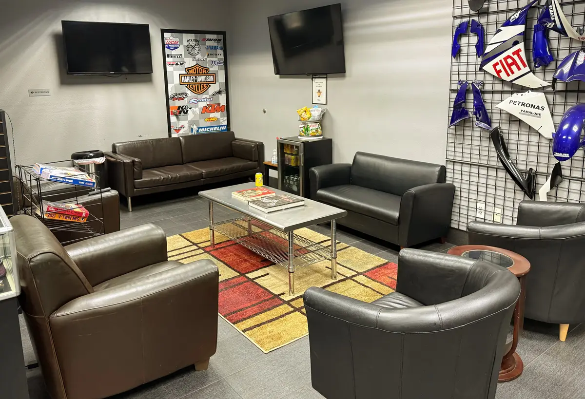Sala de espera de MTC Motorcycle Tire Center — Orange CA
